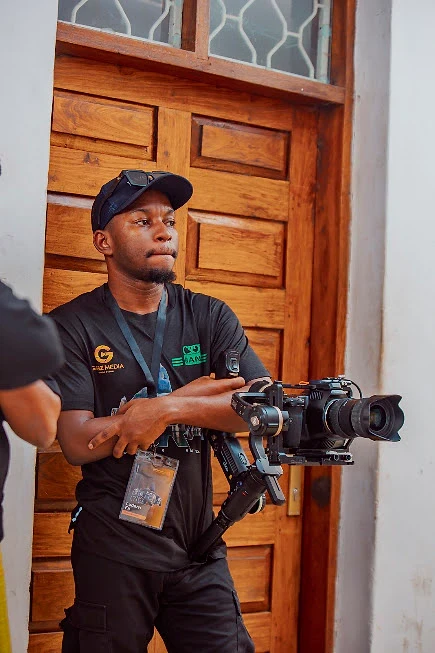 Camera operator with a handheld rig on set
